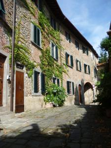 een stenen gebouw met klimop aan de zijkant bij antica casa "le rondini" in Borgo a Buggiano