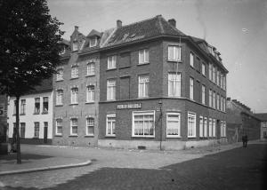 ein schwarzweißes Foto eines großen Backsteingebäudes in der Unterkunft Bariseele B&B in Brügge