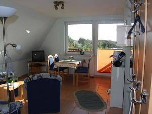 eine Küche und ein Esszimmer mit einem Tisch und Stühlen in der Unterkunft Ferienwohnung Rügen mit Ostseeblick in Dranske