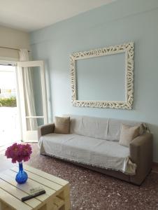 sala de estar con sofá y espejo en Assos Beach, en Káto Ássos