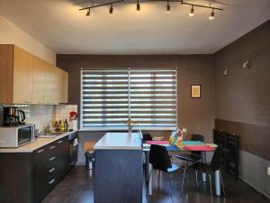 Kuchyň nebo kuchyňský kout v ubytování Sunny Central Apartment