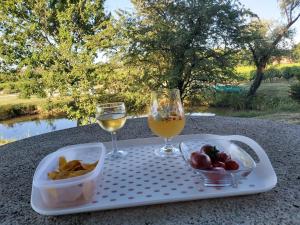 een dienblad met twee glazen wijn en een fruitschaal bij domaine de codeval in Fronton