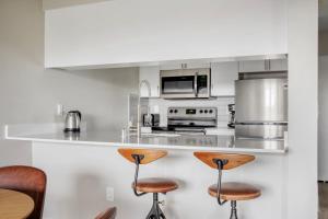 Cuisine ou kitchenette dans l'établissement First Hill 1br w lounge gym rooftop SEA-696