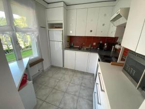 Η κουζίνα ή μικρή κουζίνα στο Ruhige 3 Zimmer - Ferienwohnung in der Rüti mit traumhafter Aussicht