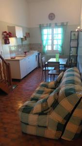 een groot bed in een kamer met een keuken bij Les coquelicots. in Mirepoix