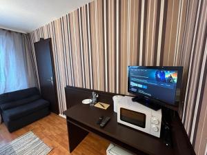 a hotel room with a television and a microwave at WestEnd#104 in Frankfurt