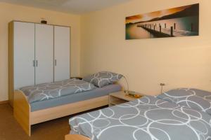 1 dormitorio con 2 camas y armario en Sommerzimmer, en Homburg