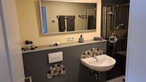 a bathroom with a sink and a mirror at Sommerzimmer in Homburg