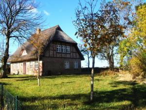 una casa vieja en medio de un campo en Ferienwohnung Rügen in Putgarten, en Putgarten