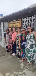 a group of women standing in front of a building at Pousada em Fazenda Nova Dona Rosy in Fazenda Nova