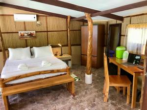 San FranciscoCamotes Cay Hideaway的一间卧室，配有一张床、一张书桌和一台电脑