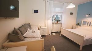 1 dormitorio pequeño con 1 cama y TV en MCEW Studnia, en Płock