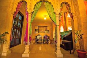 een woonkamer met kleurrijke gordijnen in een gebouw bij Golden haven hotel & resort in Jaisalmer