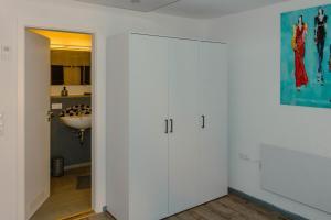 a bathroom with a white closet and a sink at Winterzimmer in Homburg