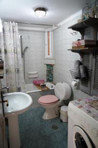 a bathroom with a toilet a sink and a shower at ΩκεανιςHouse 1 in Preveza