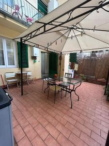a patio with a table and an umbrella at La casa di Gioia in Florence
