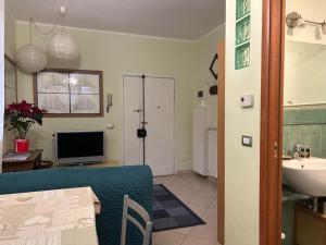 La casa di Gioia في فلورنسا: غرفة معيشة مع طاولة وتلفزيون