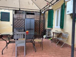 a patio with tables and chairs and a table and chairs at La casa di Gioia in Florence