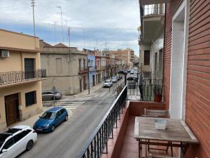 un balcón con un coche azul aparcado en una calle de la ciudad en KAIROS HOME y garaje, Algemesi Home, en Algemesí