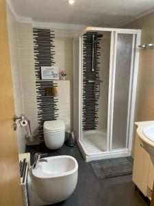 La salle de bains est pourvue d'une douche, de toilettes et d'un lavabo. dans l'établissement KAIROS HOME y garaje, Algemesi Home, à Algemesí
