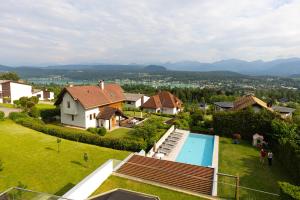 een luchtzicht op een huis met een zwembad bij Sun & See in Velden am Wörthersee