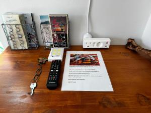una mesa de madera con mando a distancia y un libro en Tortoise Retreat en Langebaan