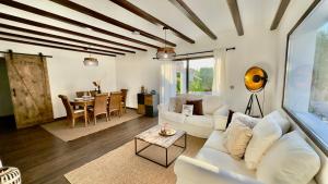 埃爾斯波夫萊特斯的住宿－Exclusive Villa Valencia - Denia Els Poblets，客厅配有白色的沙发和桌子
