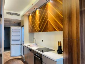 eine Küche mit einer Spüle und einem Kühlschrank in der Unterkunft Gül Proje2 -Amazing apartment with great view in Istanbul