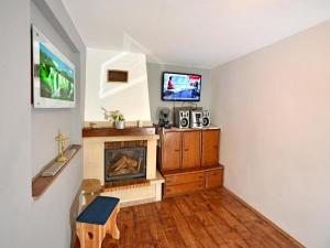 a living room with a fireplace and a tv at Kuća za odmor Mateja Varaždinske Toplice in Varaždinske Toplice