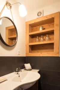 y baño con lavabo y espejo. en La Ruinette - Cosy 1 Bed, 300m From Cable Car, en Le Châble