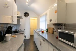 Una cocina o kitchenette en OnPoint-3 bedroom Town house Ideal for Contractors