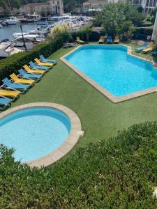 PCOGPET - Golfe de St-Tropez - Appartement au bord de l'eau avec piscineの敷地内または近くにあるプールの景色