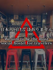 una señal que dice que aspiramos a ser el albergue más social para los viajeros en Hostel Bedgasm en Tokio