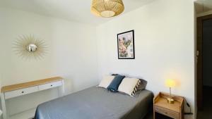 a small bedroom with a bed and a mirror at Appartement Citadella 1 Calvi in Calvi