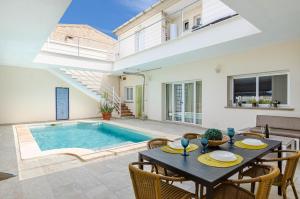 Bazén v ubytování YourHouse Villa Marian nebo v jeho okolí