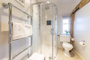 un bagno con doccia e WC di Charlie's Cottage a Ludlow Altre 8 foto