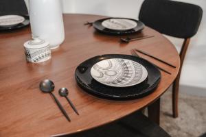 einem Holztisch mit Tellern und Löffeln darauf in der Unterkunft George House Modern Apartments by VICHY in Hull + 29 Fotos