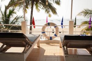 - une vue sur la plage depuis le balcon du complexe dans l'établissement Saritas Guest House - Bogmalo Beach, à Bogmalo Beach