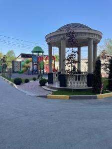einen Pavillon mit Spielplatz in einem Park in der Unterkunft Manolo apartment’s in Bischkek