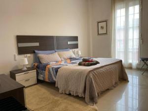 - une chambre avec un grand lit et une tête de lit en bois dans l'établissement KAIROS HOME y garaje, Algemesi Home, à Algemesí