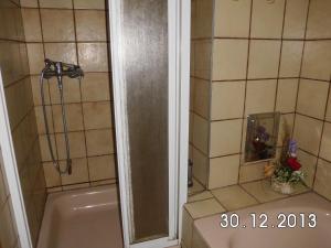 a bathroom with a shower and a bath tub at Gästehaus Auhagen in Auhagen