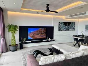Телевізор і / або розважальний центр в Luxury 2BDR Breathtaking 270 Seaview Pool Vila