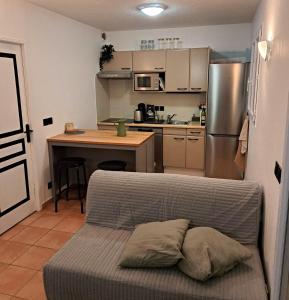 eine kleine Küche mit einem Bett in einem Zimmer in der Unterkunft NOUVEAU! Maison 2 pcs mezzanine dans résidence avec piscine in Tourrettes