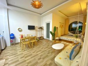 sala de estar con cama plegable y mesa en sunset beach house 3, en Phu Quoc