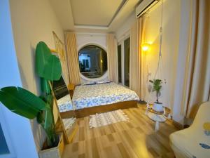 Un dormitorio con una cama y un espejo grande. en sunset beach house 3, en Phu Quoc