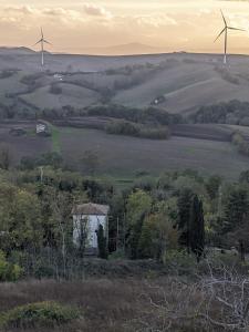 uitzicht op een veld met windmolens in de verte bij Casa panoramica 