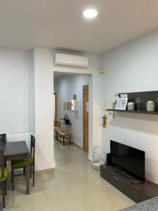 sala de estar con TV y comedor en KAIROS HOME y garaje, Algemesi Home, en Algemesí