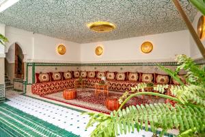 BÔ Riad Boutique Hotel & Spa في مراكش: غرفة معيشة مع أريكة عليها اليقطين