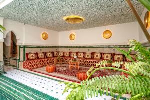 een woonkamer met een bank met pompoenen erop bij BÔ Riad Boutique Hotel & Spa in Marrakesh