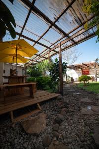 Hare Isolate في هانجا روا: طاولة خشبية مع مظلة على الفناء